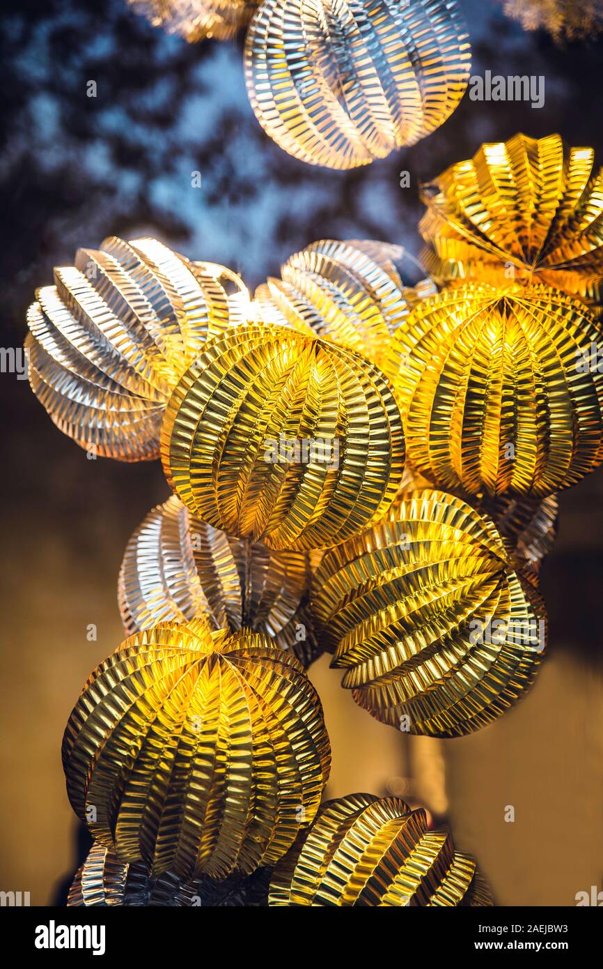 Le decorazioni di Natale composta di oro e di argento della carta ruvida sfere Foto Stock