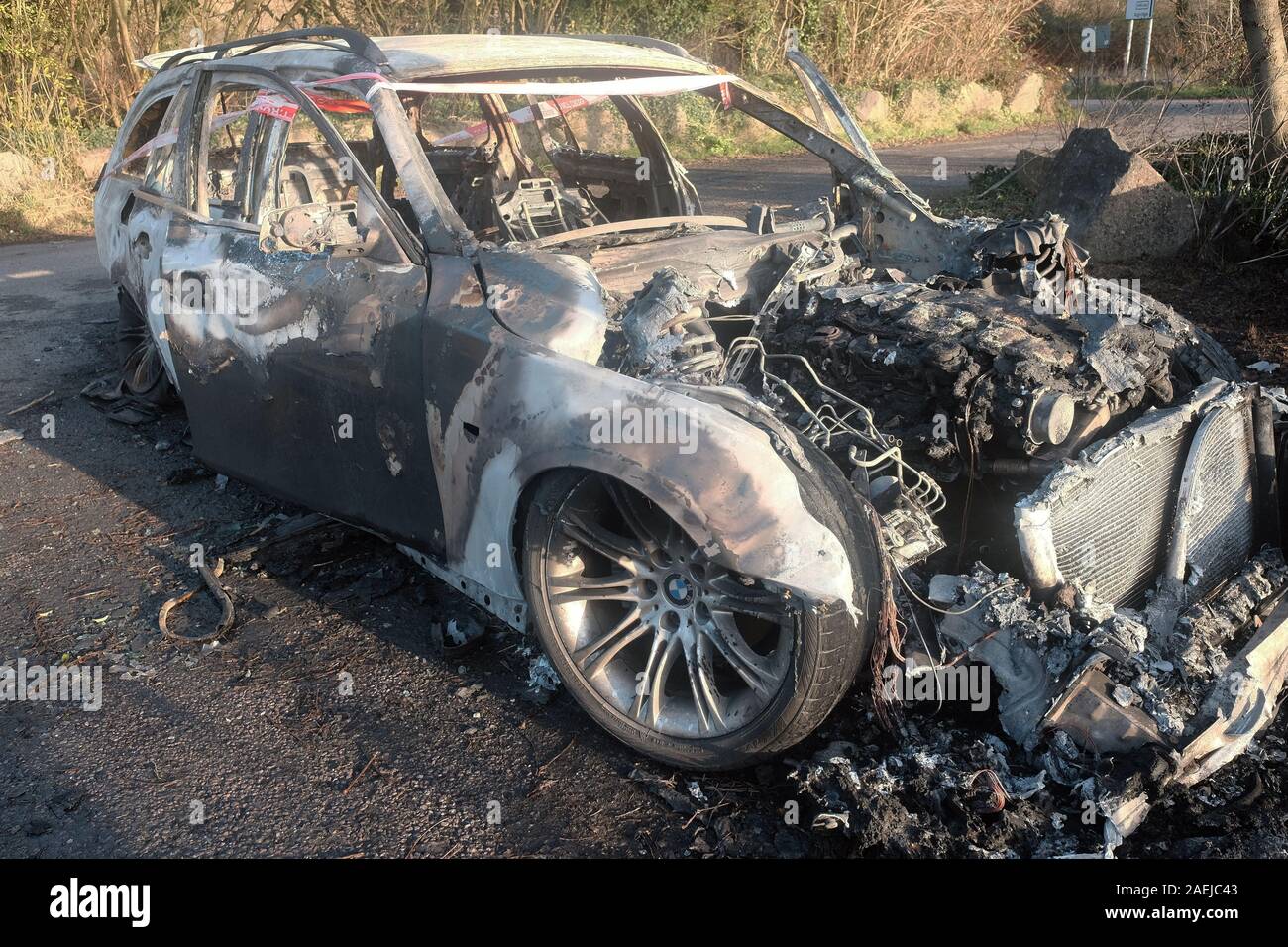 Dicembre 2019 - bruciata rubato BMW station wagon che era stata volutamente impostata sul fuoco per distruggere le prove. Foto Stock