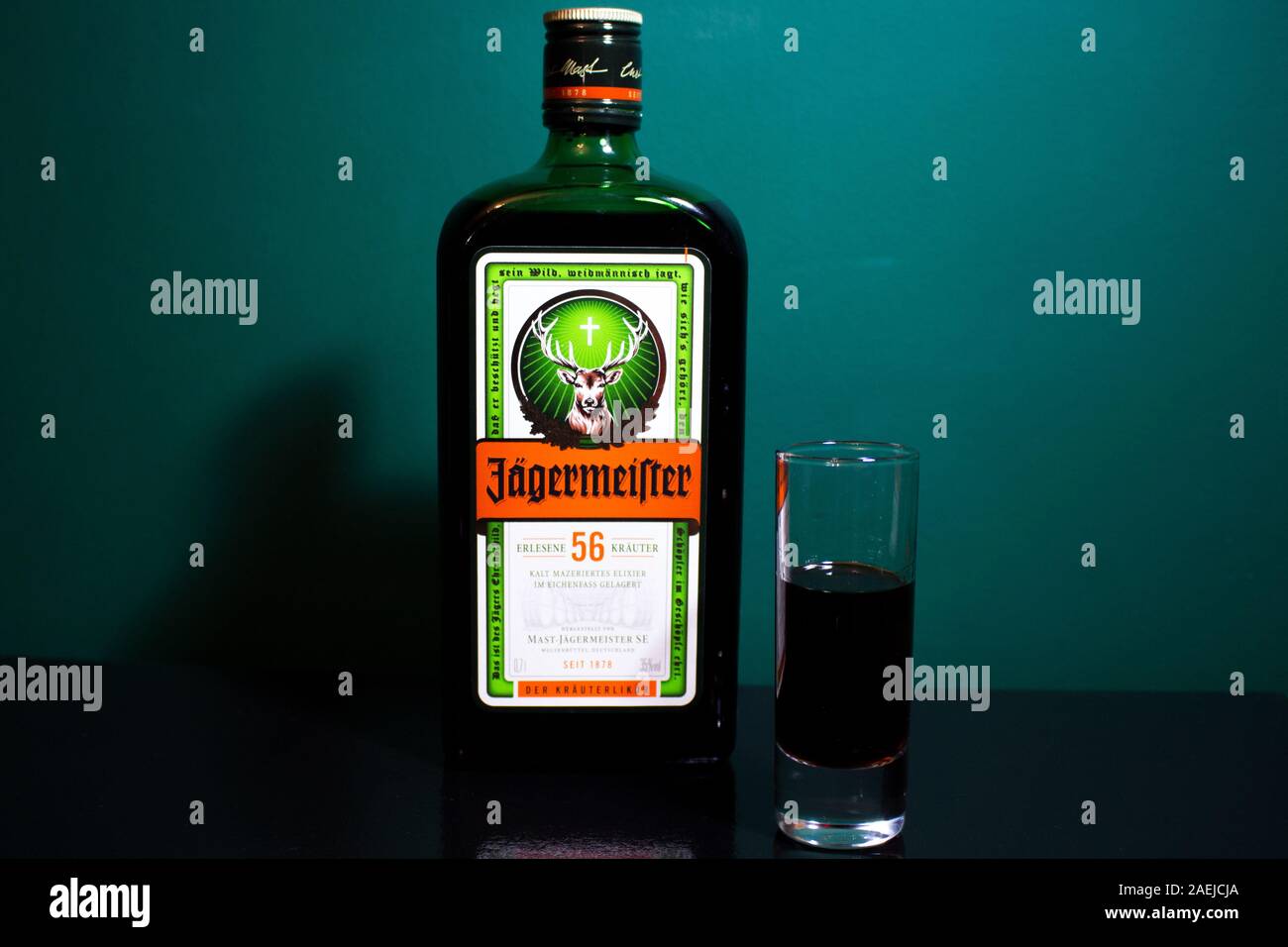 Chełm Polonia - 09 dicembre 2019: Bottiglia di Jagermeister drink alcolici, Tedesco il digestivo realizzato con 56 erbe e spezie. Foto Stock