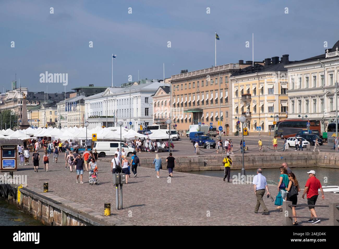 Vista dal porto del sud verso il mercato all'aperto, Kauppatori Market Square e edifici governativi (a destra), Helsinki, Finlandia,Scandinavia,l'Europa. Foto Stock