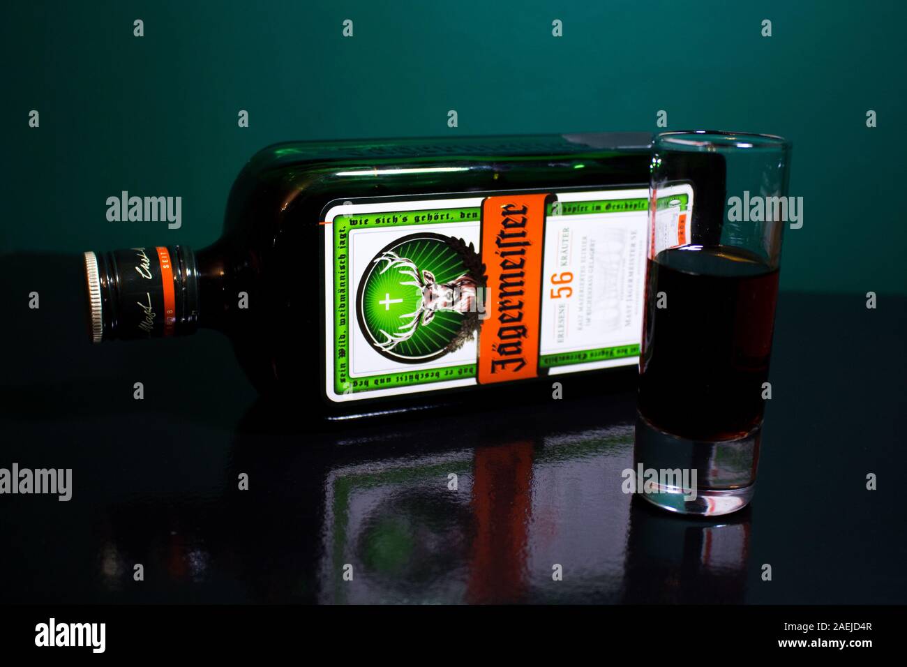 Chełm Polonia - 09 dicembre 2019: Bottiglia di Jagermeister drink alcolici, Tedesco il digestivo realizzato con 56 erbe e spezie. Foto Stock