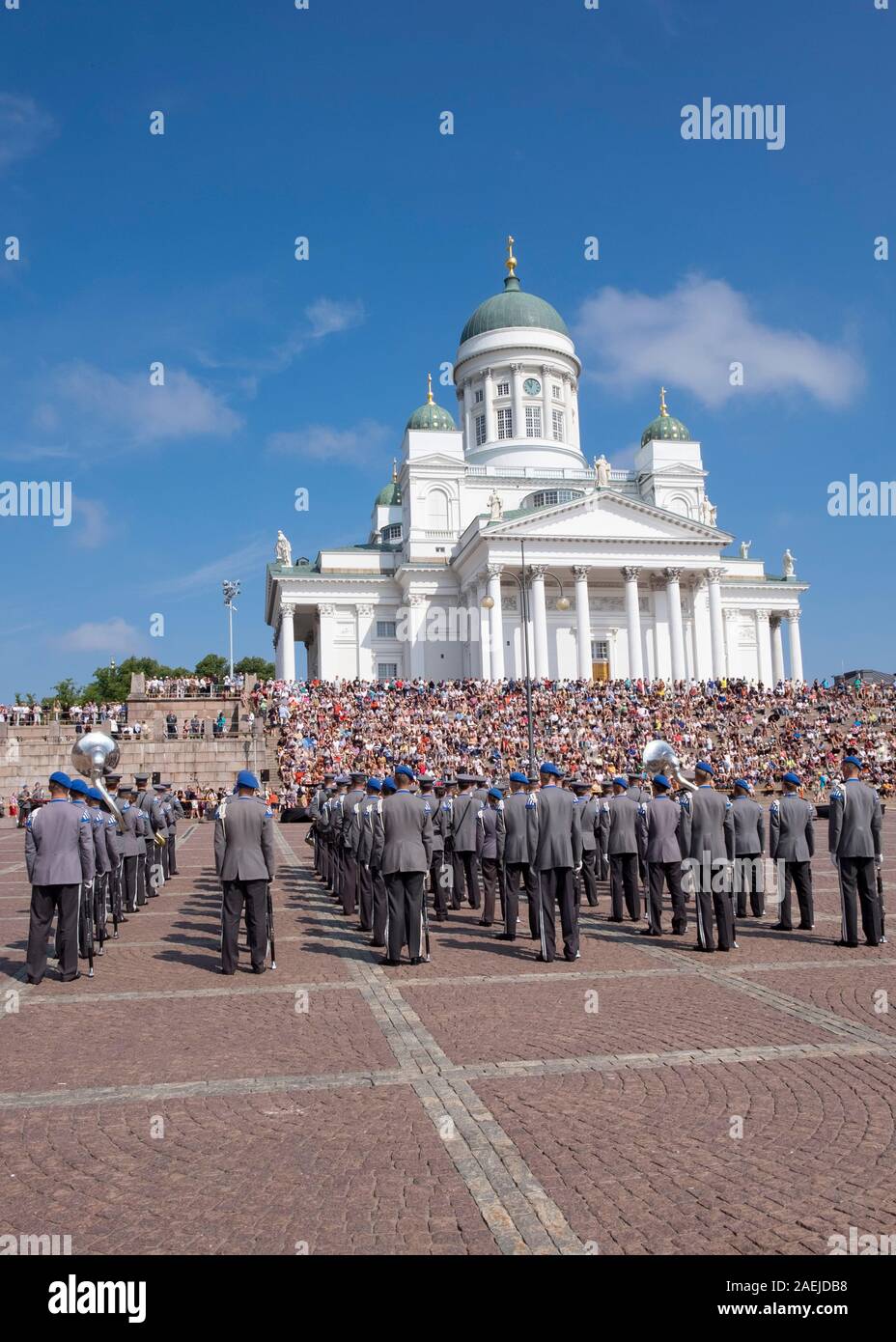 Vista su tutta la Piazza del Senato verso la banda militare e la gente seduta sui gradini della cattedrale di Helsinki, Helsinki, Finlandia e Scandinavia, Europa Foto Stock