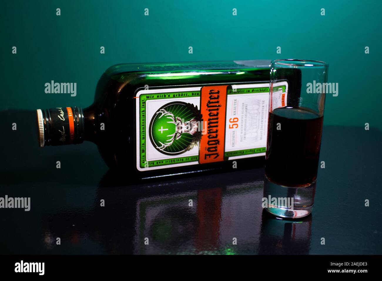Chełm Polonia - 09 dicembre 2019: Bottiglia di Jagermeister drink alcolici, Tedesco il digestivo realizzato con 56 erbe e spezie. Foto Stock