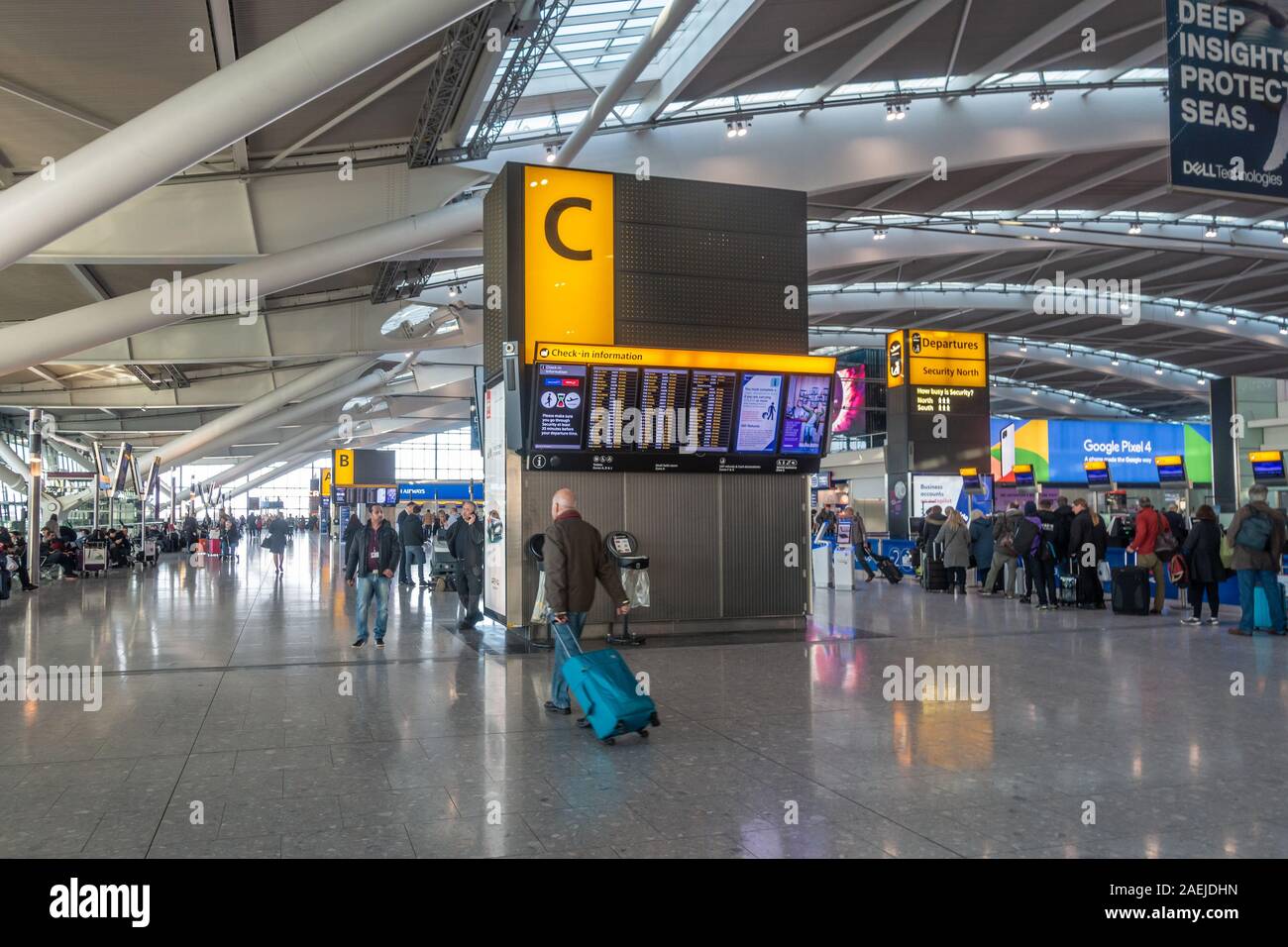 Zona C del controllo nella hall presso l'aeroporto di Heathrow Terminal 5 di Londra, Regno Unito Foto Stock