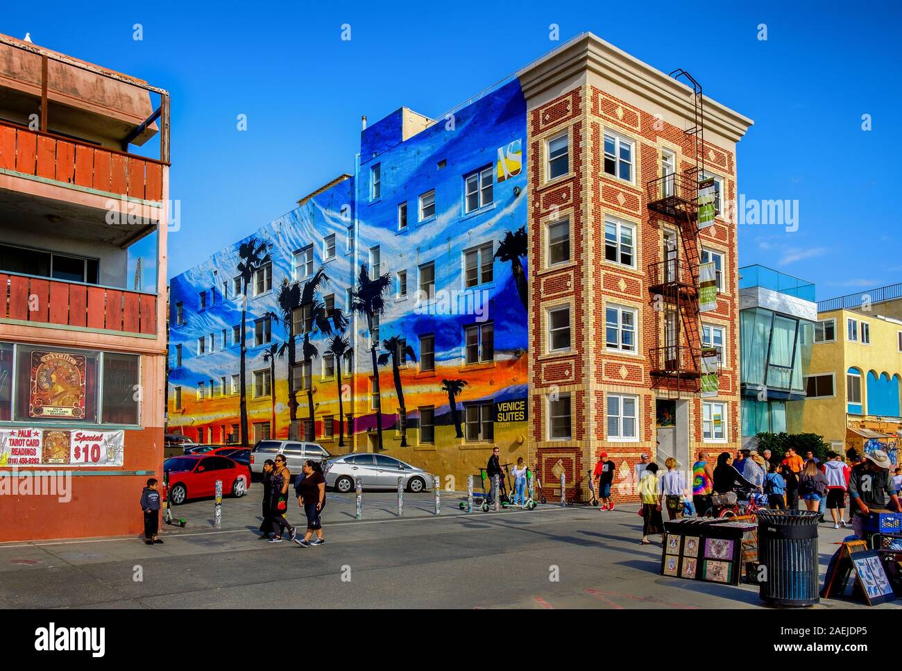 Los Angeles, California, marzo 2019, scena urbana di fronte all'hotel Venice Suites sulla passeggiata fronte Oceano, Venice Beach Foto Stock