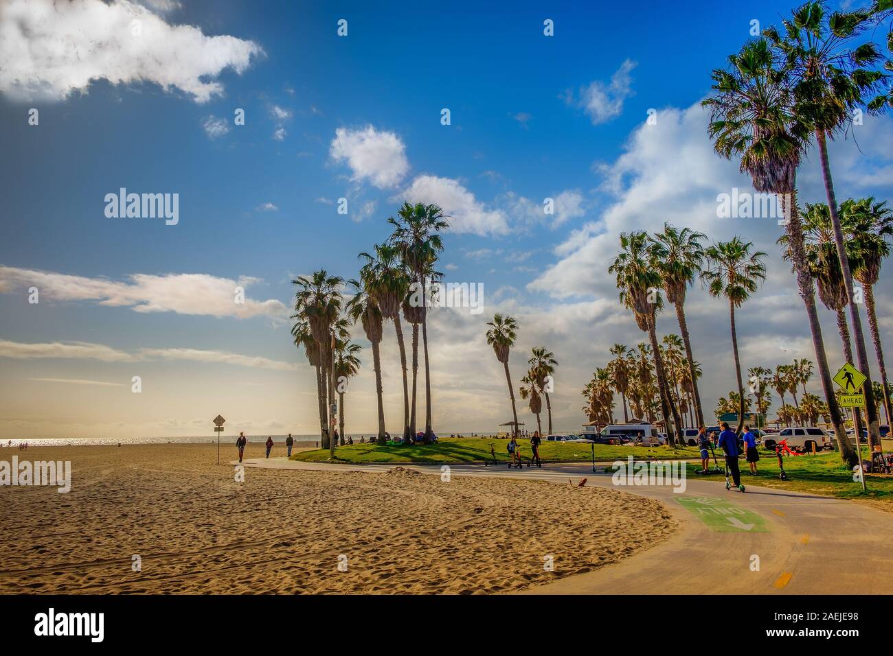 California, USA, Marzo 2019, persone con scooter a Venice Beach Ocean Front Walk Foto Stock