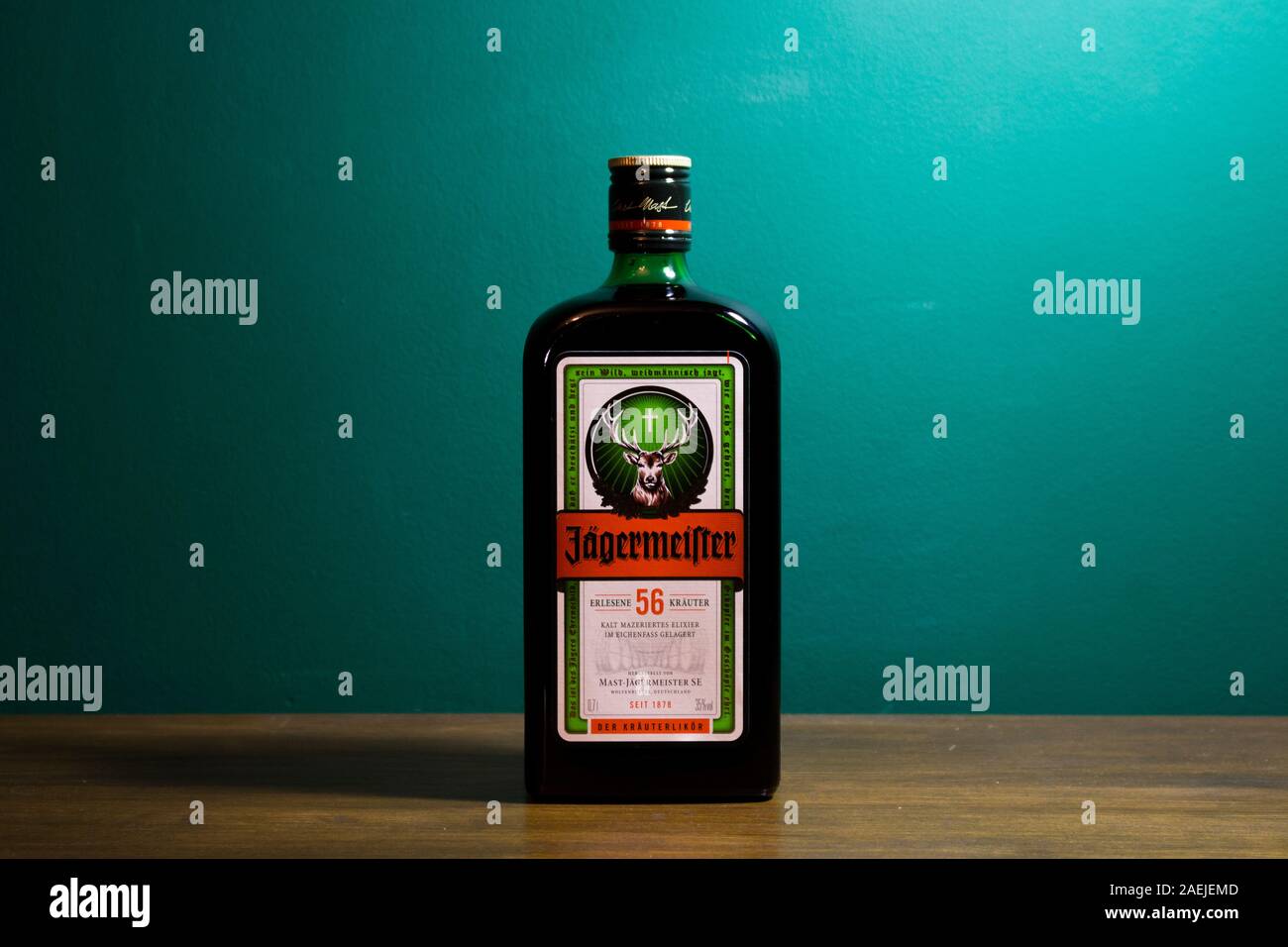 Chełm Polonia - 09 dicembre 2019: Bottiglia di Jagermeister drink alcolici, Tedesco il digestivo realizzato con 56 erbe e spezie. Foto Stock
