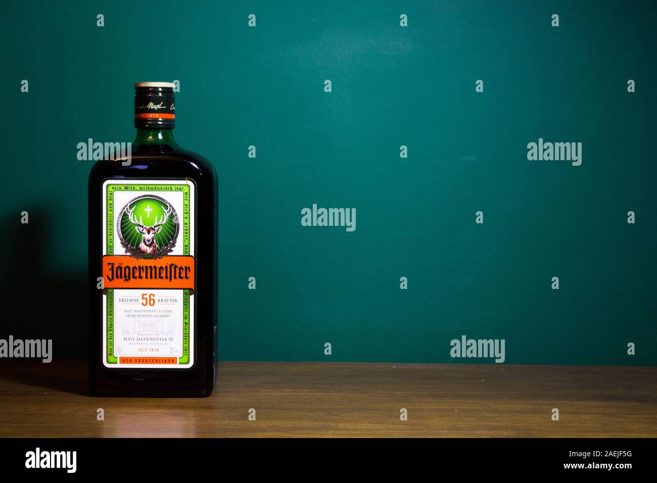 Chełm Polonia - 09 dicembre 2019: Bottiglia di Jagermeister drink alcolici, Tedesco il digestivo realizzato con 56 erbe e spezie. Foto Stock