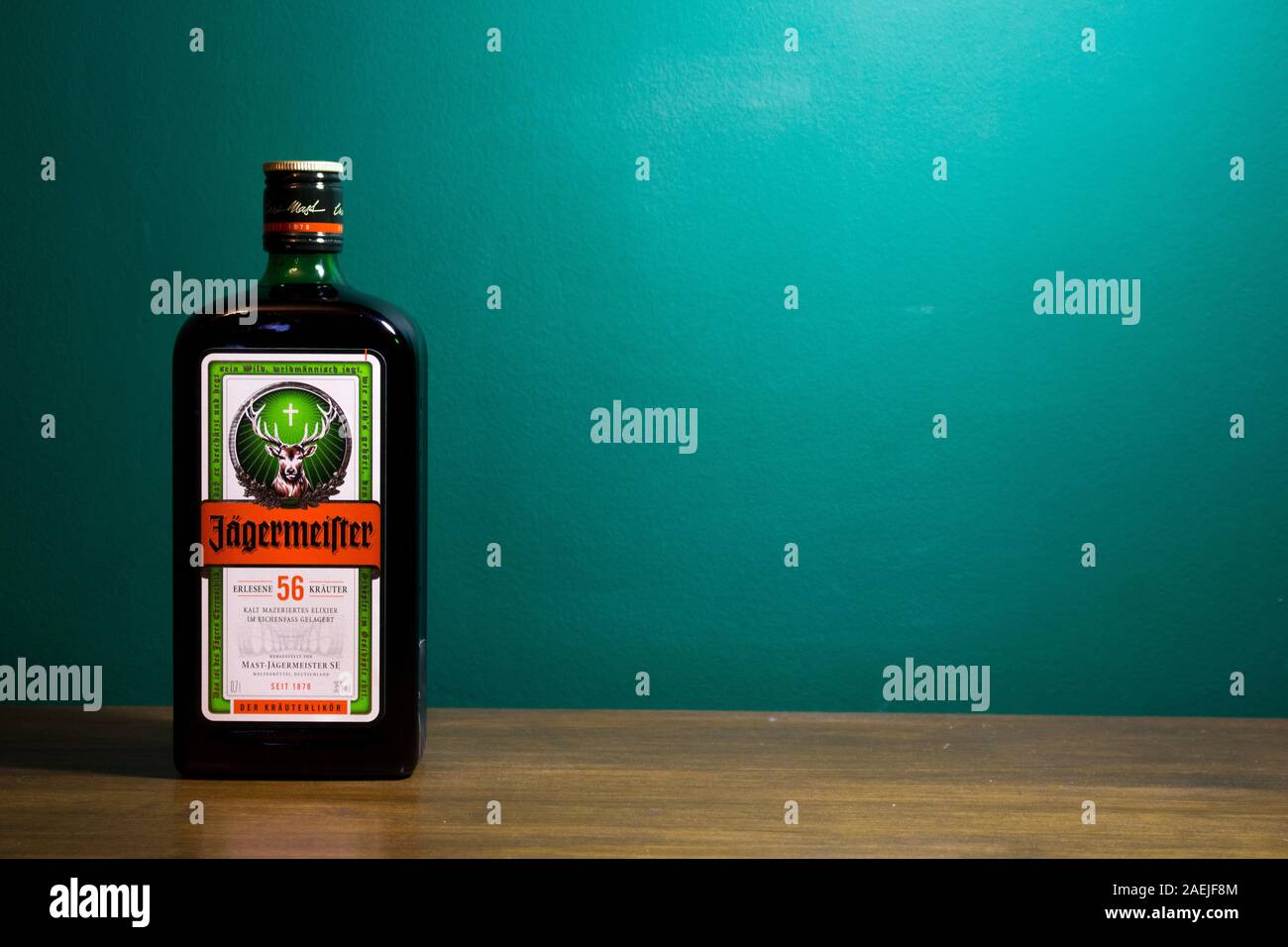 Chełm Polonia - 09 dicembre 2019: Bottiglia di Jagermeister drink alcolici, Tedesco il digestivo realizzato con 56 erbe e spezie. Foto Stock
