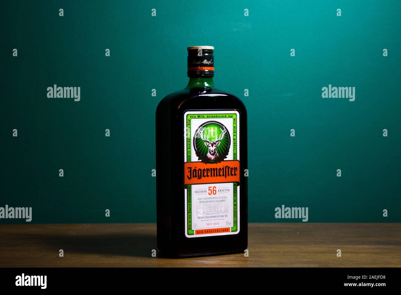 Chełm Polonia - 09 dicembre 2019: Bottiglia di Jagermeister drink alcolici, Tedesco il digestivo realizzato con 56 erbe e spezie. Foto Stock