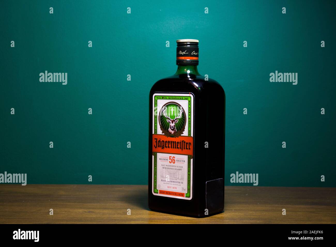 Chełm Polonia - 09 dicembre 2019: Bottiglia di Jagermeister drink alcolici, Tedesco il digestivo realizzato con 56 erbe e spezie. Foto Stock