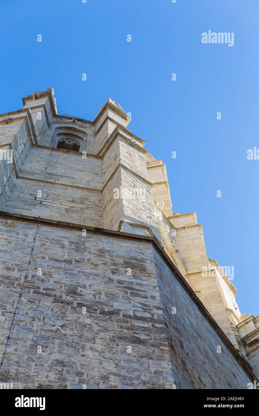 Antico borgo medievale torre in pietra in Sant Felix campanile della chiesa, Girona, Catalogna su un solido blu cielo soleggiato Foto Stock