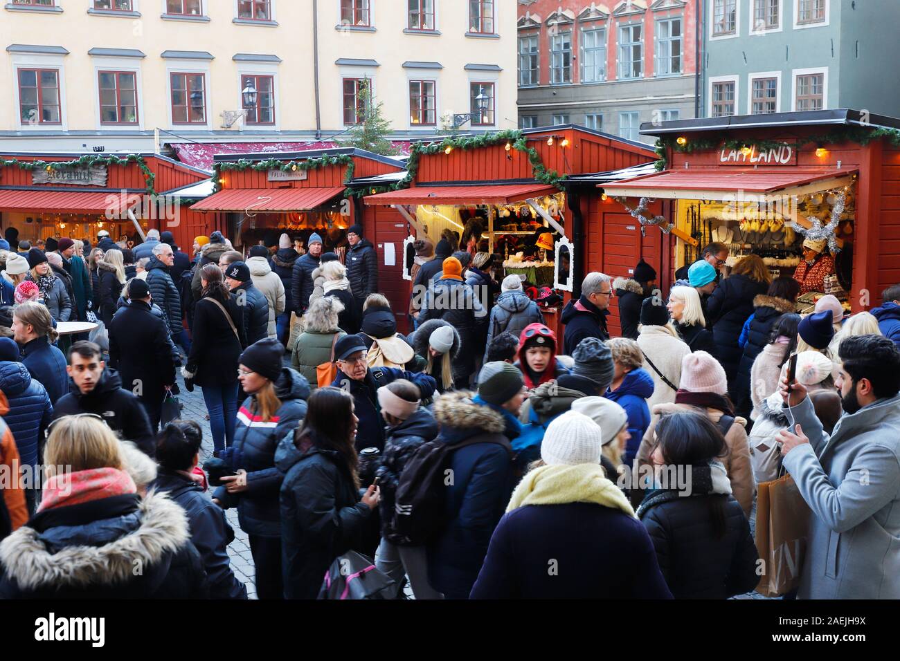 Stoccolma, Svezia - Novmber 30, 2019: le persone che visitano il tradizionale mercatino di Natale a Stortorget Square nella città vecchia. Foto Stock