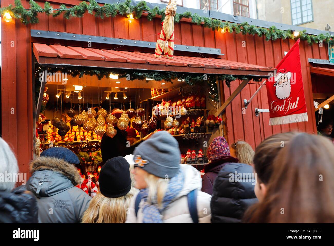 Stoccolma, Svezia - Novmber 30, 2019: persone proprio di fronte a un mercato in stallo visitando la tradizionale fiera di Natale presso la piazza Stortorget in old tow Foto Stock