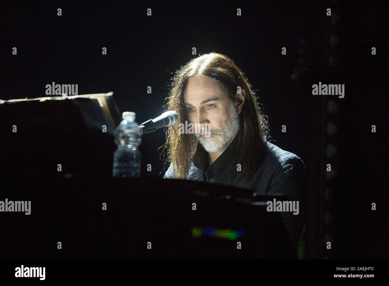 7 Dicembre 2019 - Asti (Italia): il cantautore Manuel Agnelli degli Afterhours gioca con Rodrigo D'Erasmo live al palco 19 Foto Stock