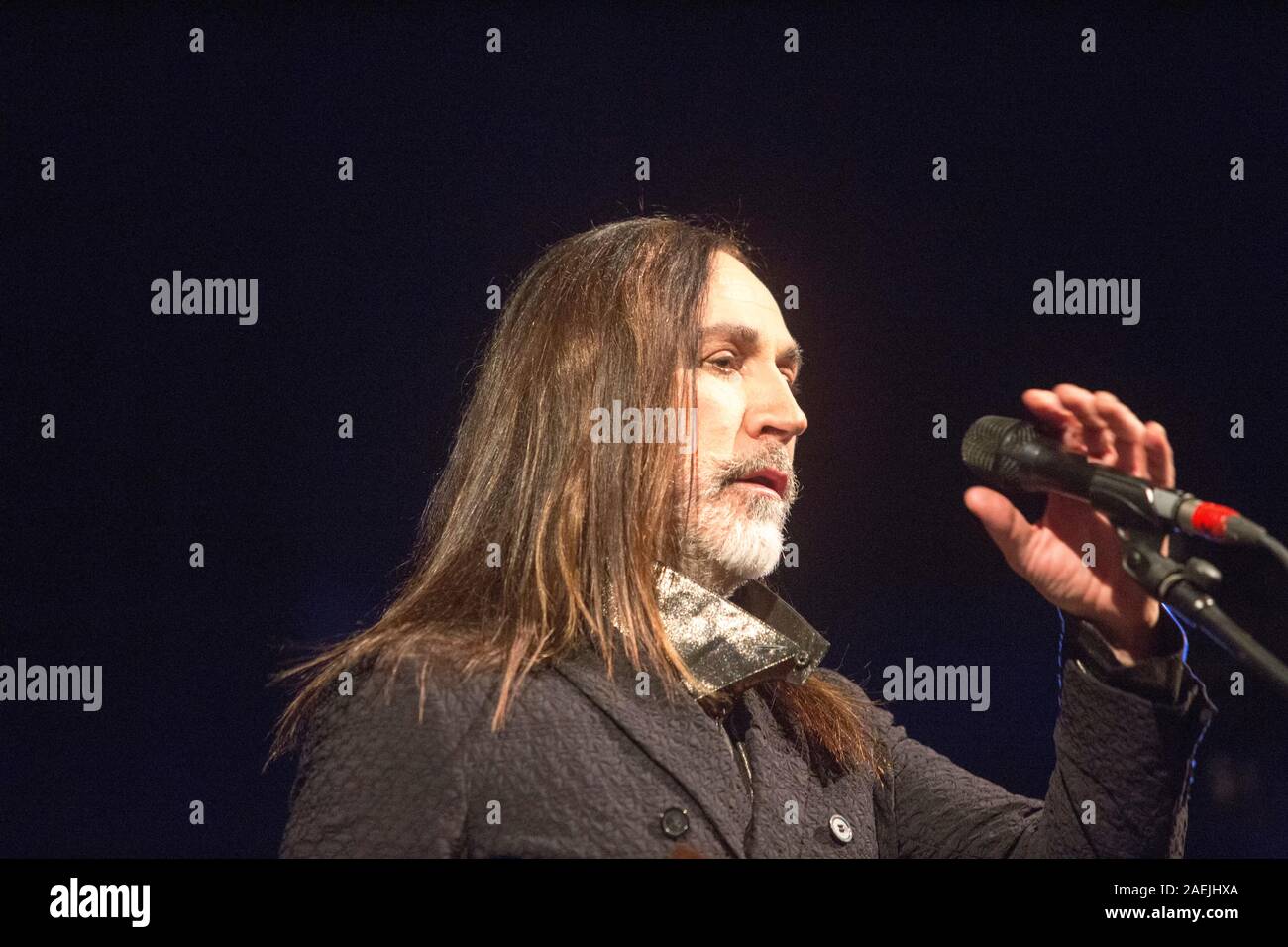 7 Dicembre 2019 - Asti (Italia): il cantautore Manuel Agnelli degli Afterhours gioca con Rodrigo D'Erasmo live al palco 19 Foto Stock