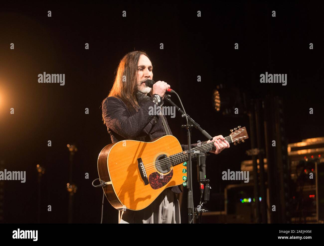 7 Dicembre 2019 - Asti (Italia): il cantautore Manuel Agnelli degli Afterhours gioca con Rodrigo D'Erasmo live al palco 19 Foto Stock