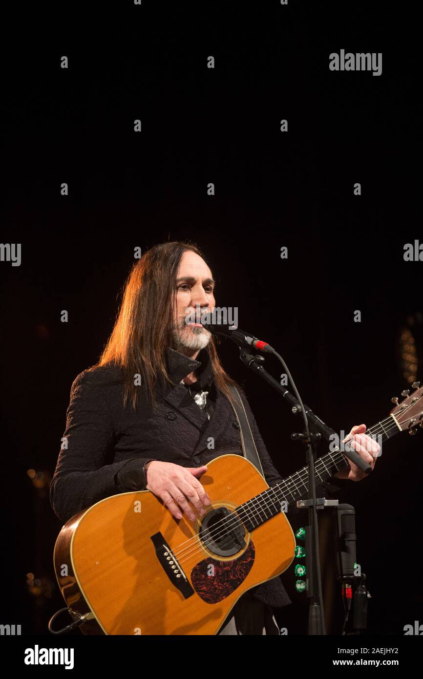 7 Dicembre 2019 - Asti (Italia): il cantautore Manuel Agnelli degli Afterhours gioca con Rodrigo D'Erasmo live al palco 19 Foto Stock