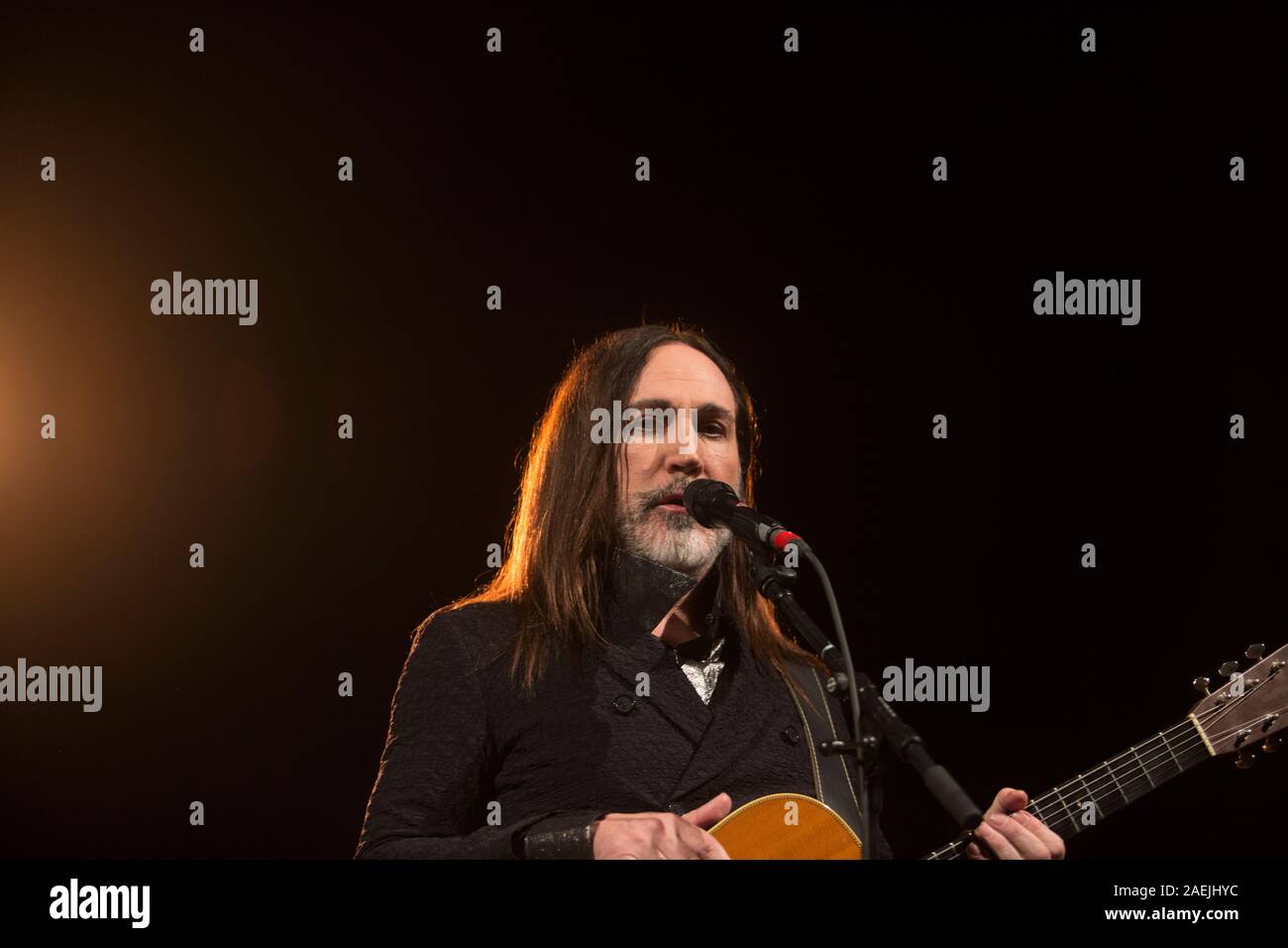 7 Dicembre 2019 - Asti (Italia): il cantautore Manuel Agnelli degli Afterhours gioca con Rodrigo D'Erasmo live al palco 19 Foto Stock