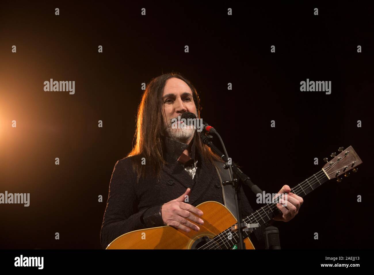 7 Dicembre 2019 - Asti (Italia): il cantautore Manuel Agnelli degli Afterhours gioca con Rodrigo D'Erasmo live al palco 19 Foto Stock