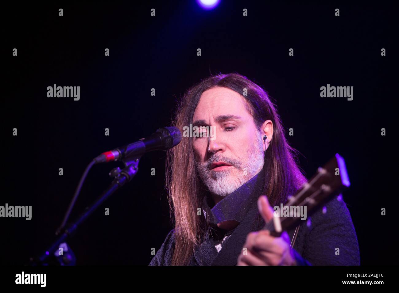 7 Dicembre 2019 - Asti (Italia): il cantautore Manuel Agnelli degli Afterhours gioca con Rodrigo D'Erasmo live al palco 19 Foto Stock