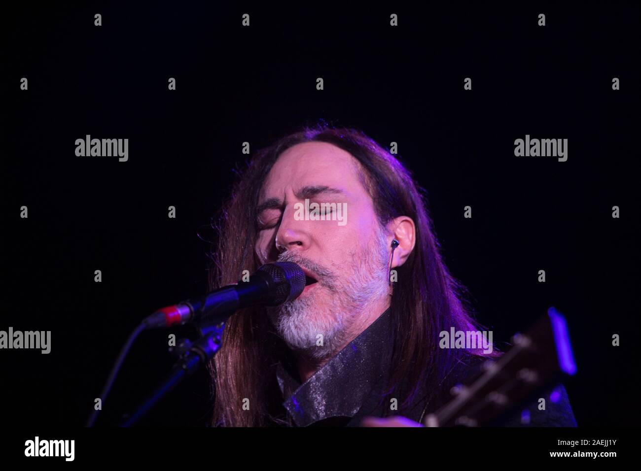 7 Dicembre 2019 - Asti (Italia): il cantautore Manuel Agnelli degli Afterhours gioca con Rodrigo D'Erasmo live al palco 19 Foto Stock