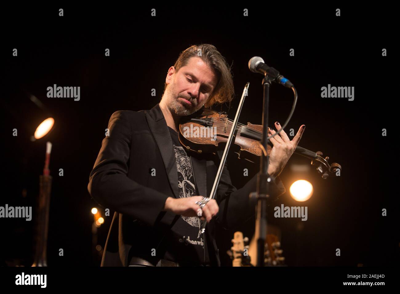 7 Dicembre 2019 - Asti (Italia): il cantautore Manuel Agnelli degli Afterhours gioca con Rodrigo D'Erasmo live al palco 19 Foto Stock