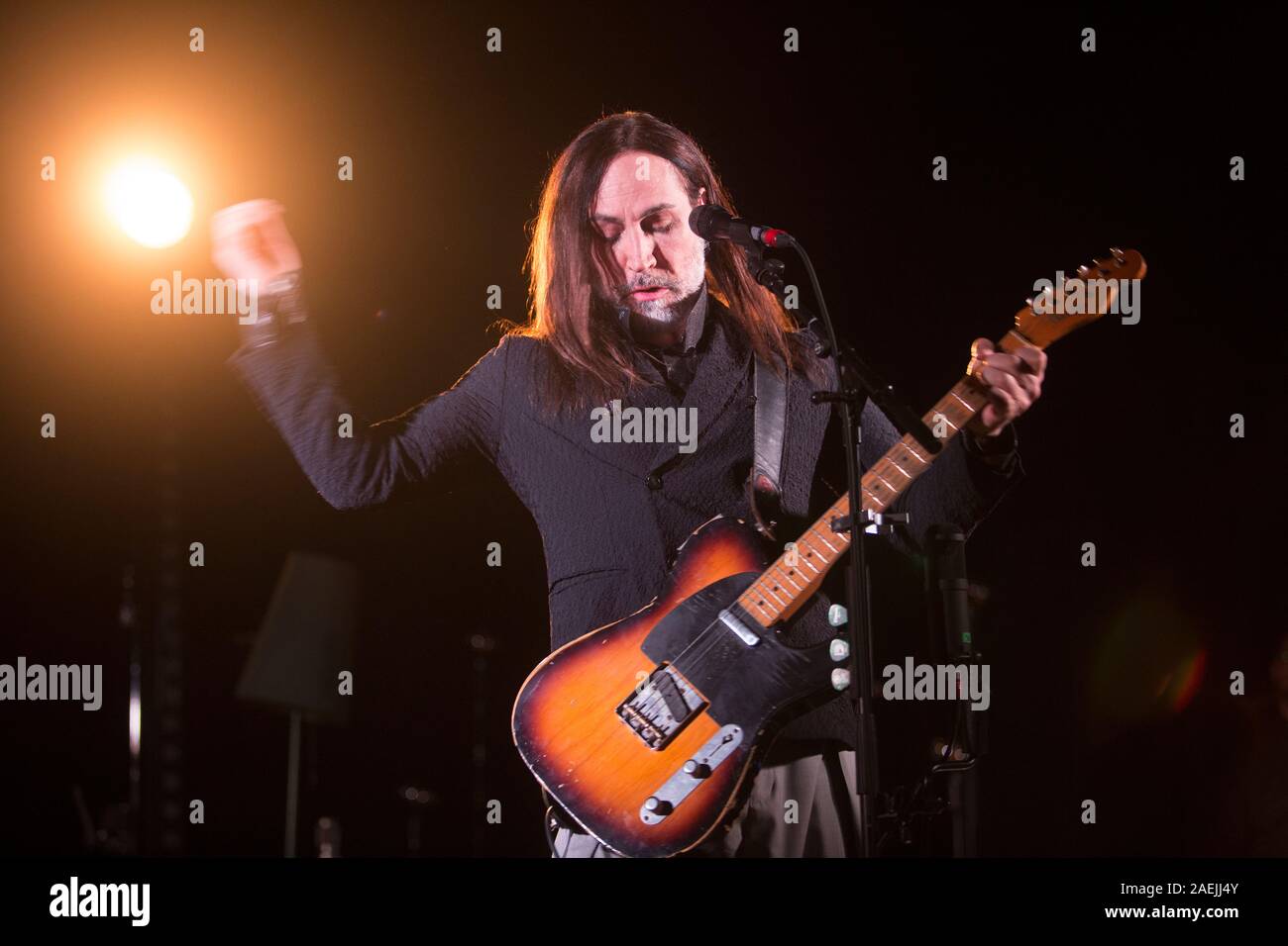 7 Dicembre 2019 - Asti (Italia): il cantautore Manuel Agnelli degli Afterhours gioca con Rodrigo D'Erasmo live al palco 19 Foto Stock