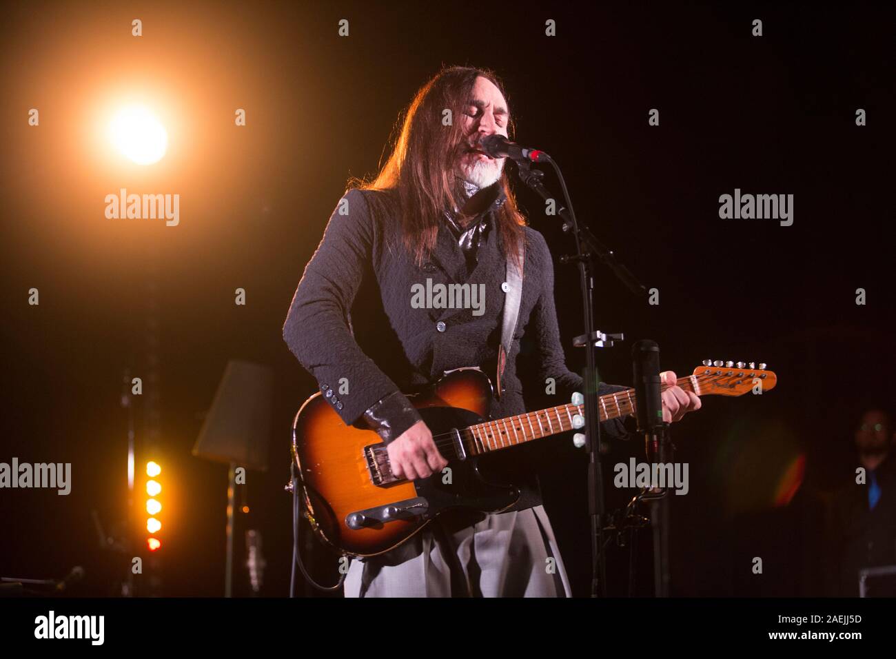 7 Dicembre 2019 - Asti (Italia): il cantautore Manuel Agnelli degli Afterhours gioca con Rodrigo D'Erasmo live al palco 19 Foto Stock