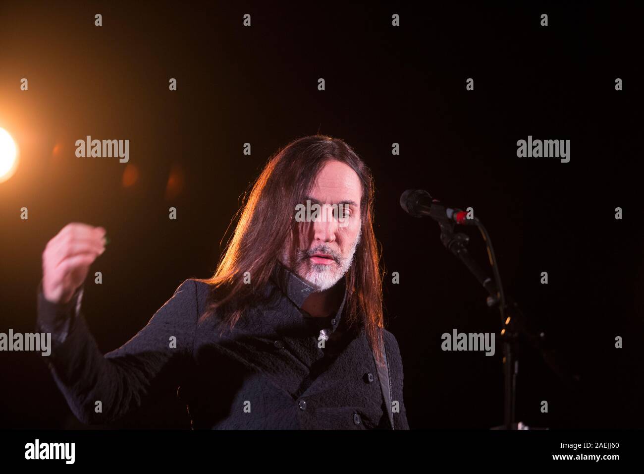 7 Dicembre 2019 - Asti (Italia): il cantautore Manuel Agnelli degli Afterhours gioca con Rodrigo D'Erasmo live al palco 19 Foto Stock