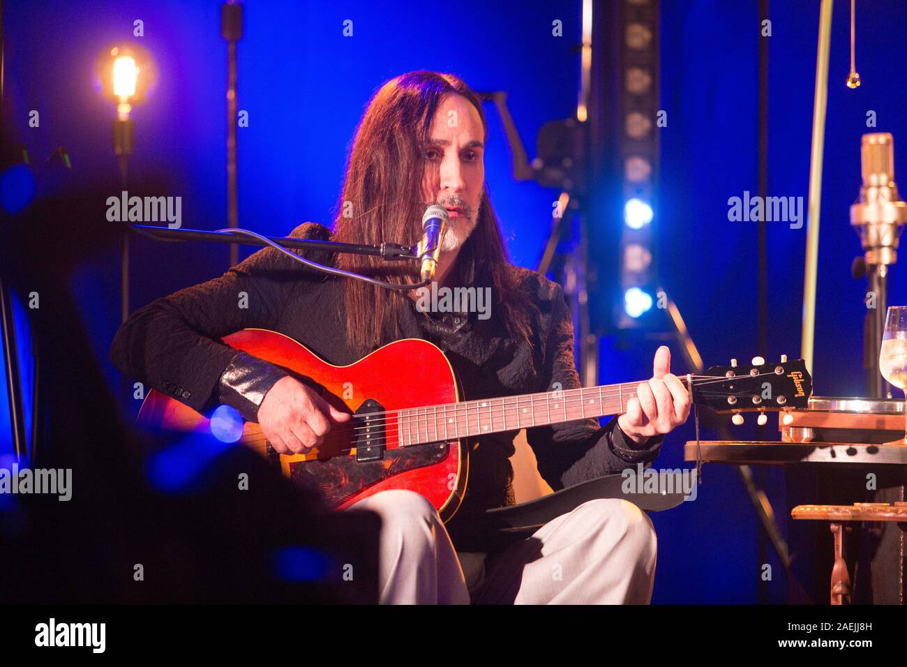 7 Dicembre 2019 - Asti (Italia): il cantautore Manuel Agnelli degli Afterhours gioca con Rodrigo D'Erasmo live al palco 19 Foto Stock