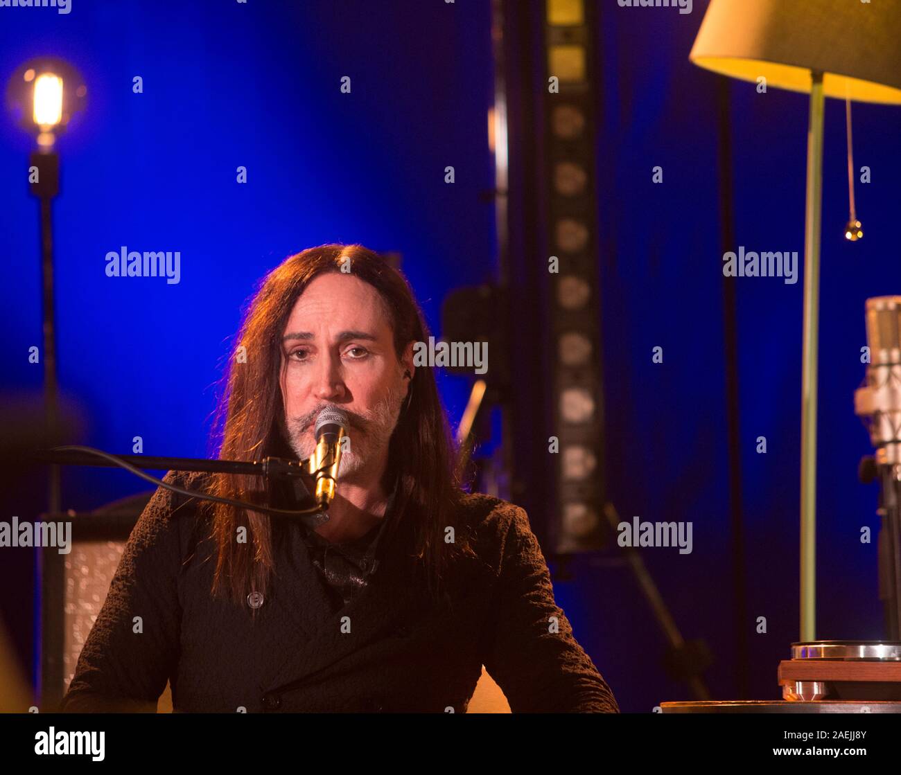 7 Dicembre 2019 - Asti (Italia): il cantautore Manuel Agnelli degli Afterhours gioca con Rodrigo D'Erasmo live al palco 19 Foto Stock