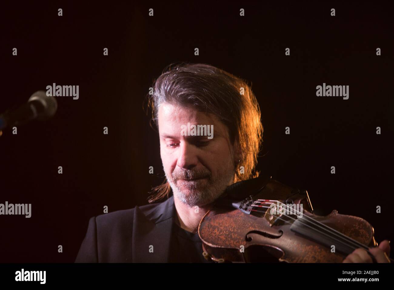 7 Dicembre 2019 - Asti (Italia): il cantautore Manuel Agnelli degli Afterhours gioca con Rodrigo D'Erasmo live al palco 19 Foto Stock