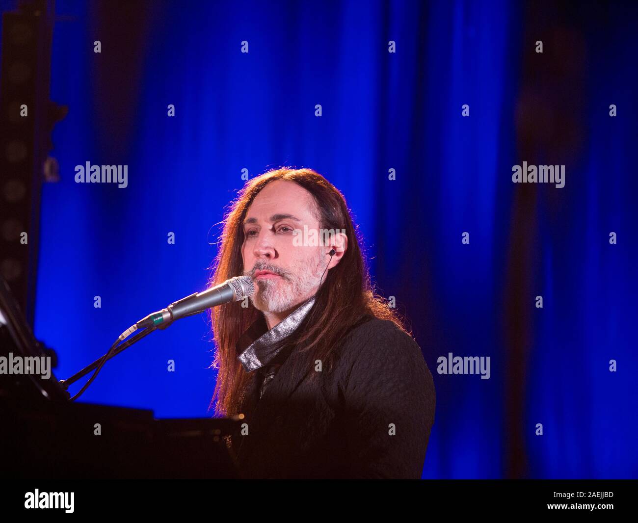 7 Dicembre 2019 - Asti (Italia): il cantautore Manuel Agnelli degli Afterhours gioca con Rodrigo D'Erasmo live al palco 19 Foto Stock