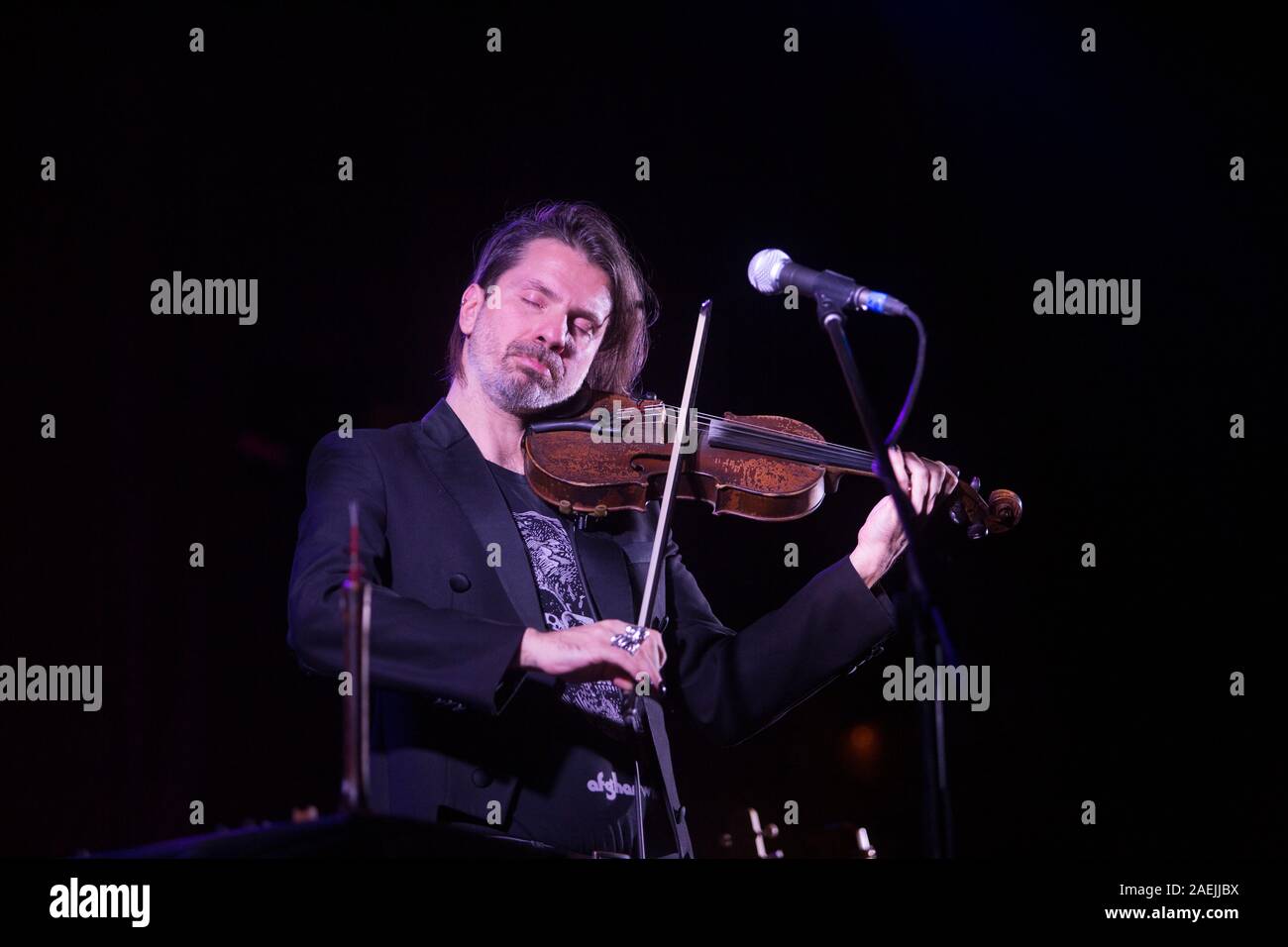 7 Dicembre 2019 - Asti (Italia): il cantautore Manuel Agnelli degli Afterhours gioca con Rodrigo D'Erasmo live al palco 19 Foto Stock