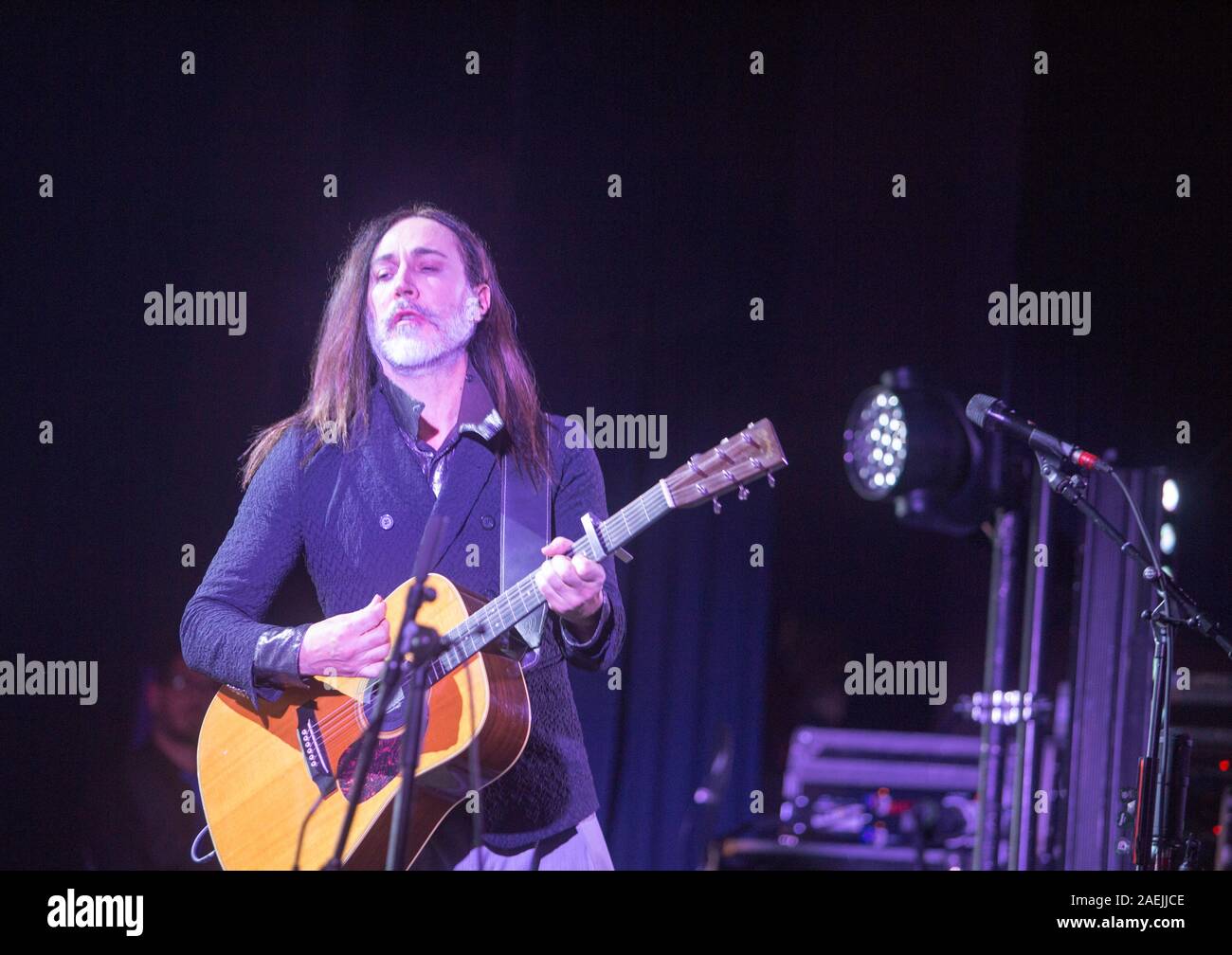 7 Dicembre 2019 - Asti (Italia): il cantautore Manuel Agnelli degli Afterhours gioca con Rodrigo D'Erasmo live al palco 19 Foto Stock