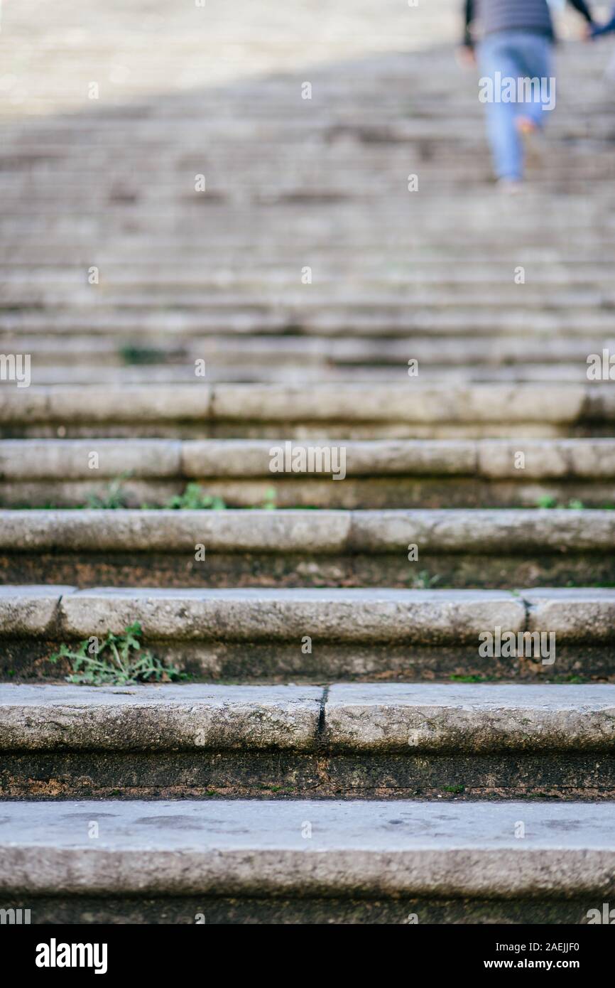 Pietra lungo scale antiche dettaglio mentre si arrampica su di esso in Girona, in Catalogna Foto Stock
