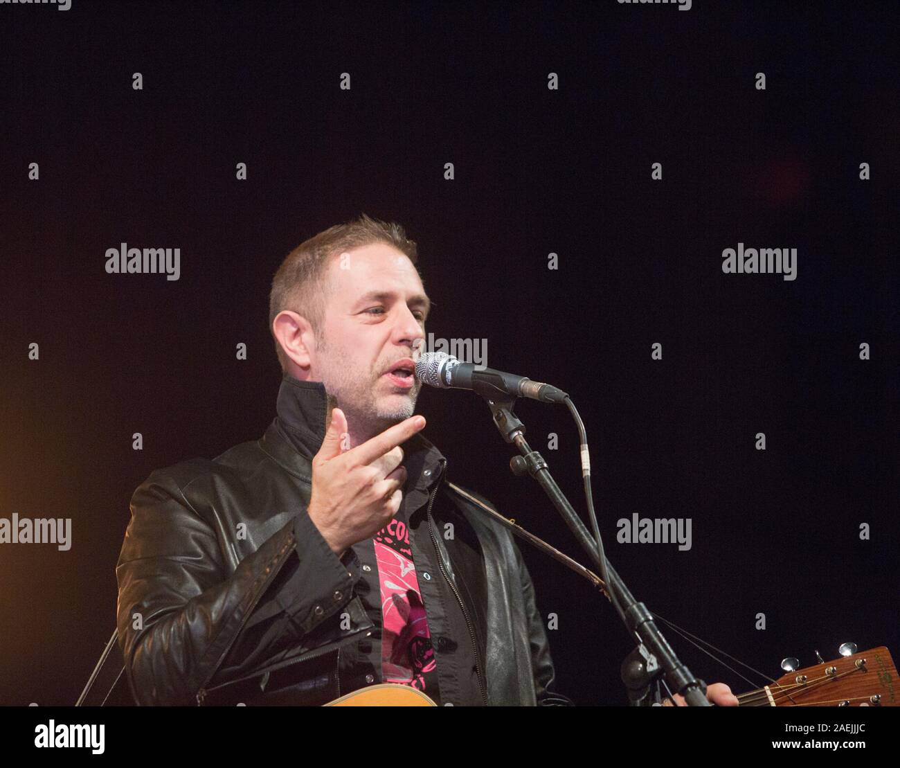 7 Dicembre 2019 - Asti (Italia): il cantautore Manuel Agnelli degli Afterhours gioca con Rodrigo D'Erasmo live al palco 19 Foto Stock
