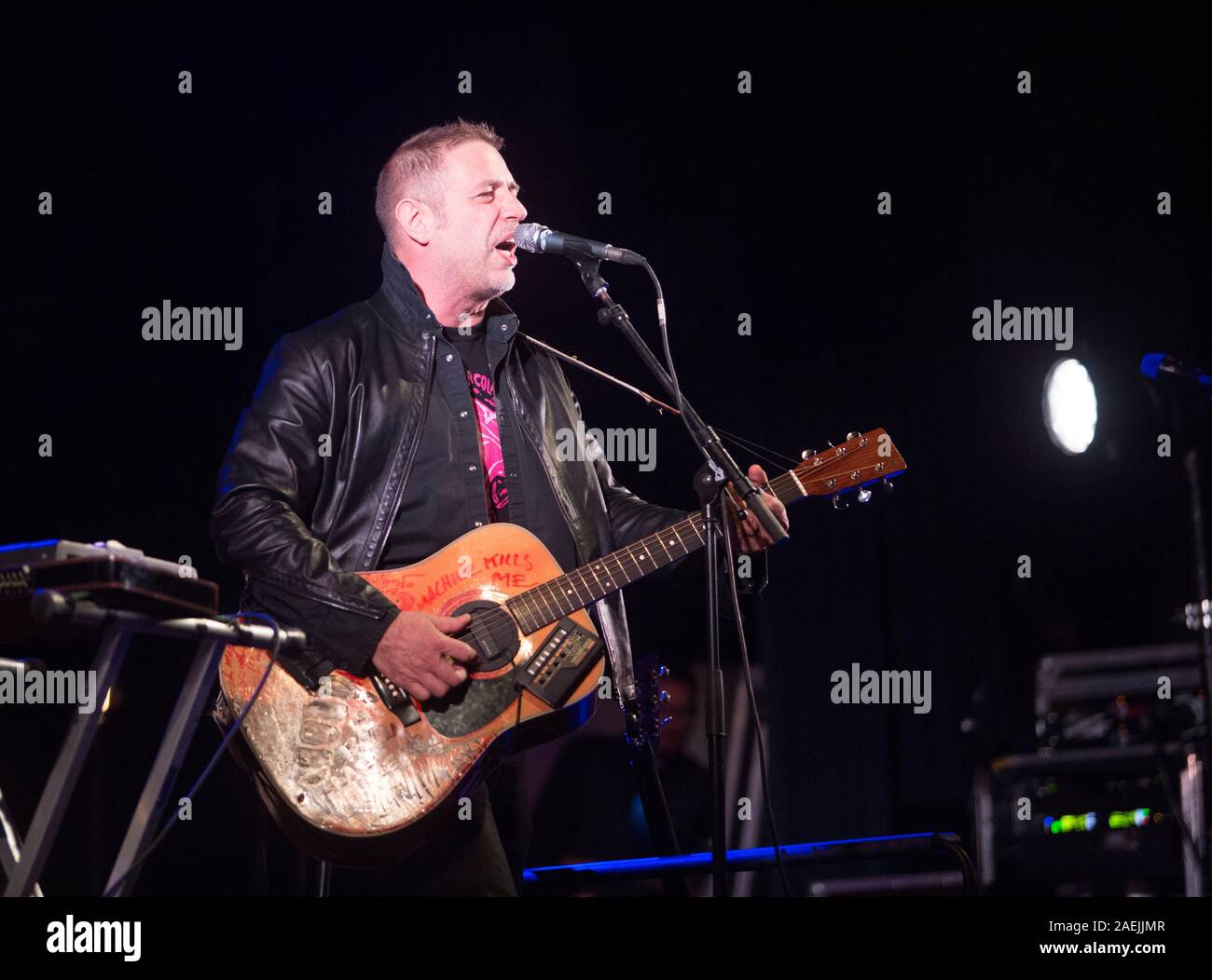 7 Dicembre 2019 - Asti (Italia): il cantautore Manuel Agnelli degli Afterhours gioca con Rodrigo D'Erasmo live al palco 19 Foto Stock