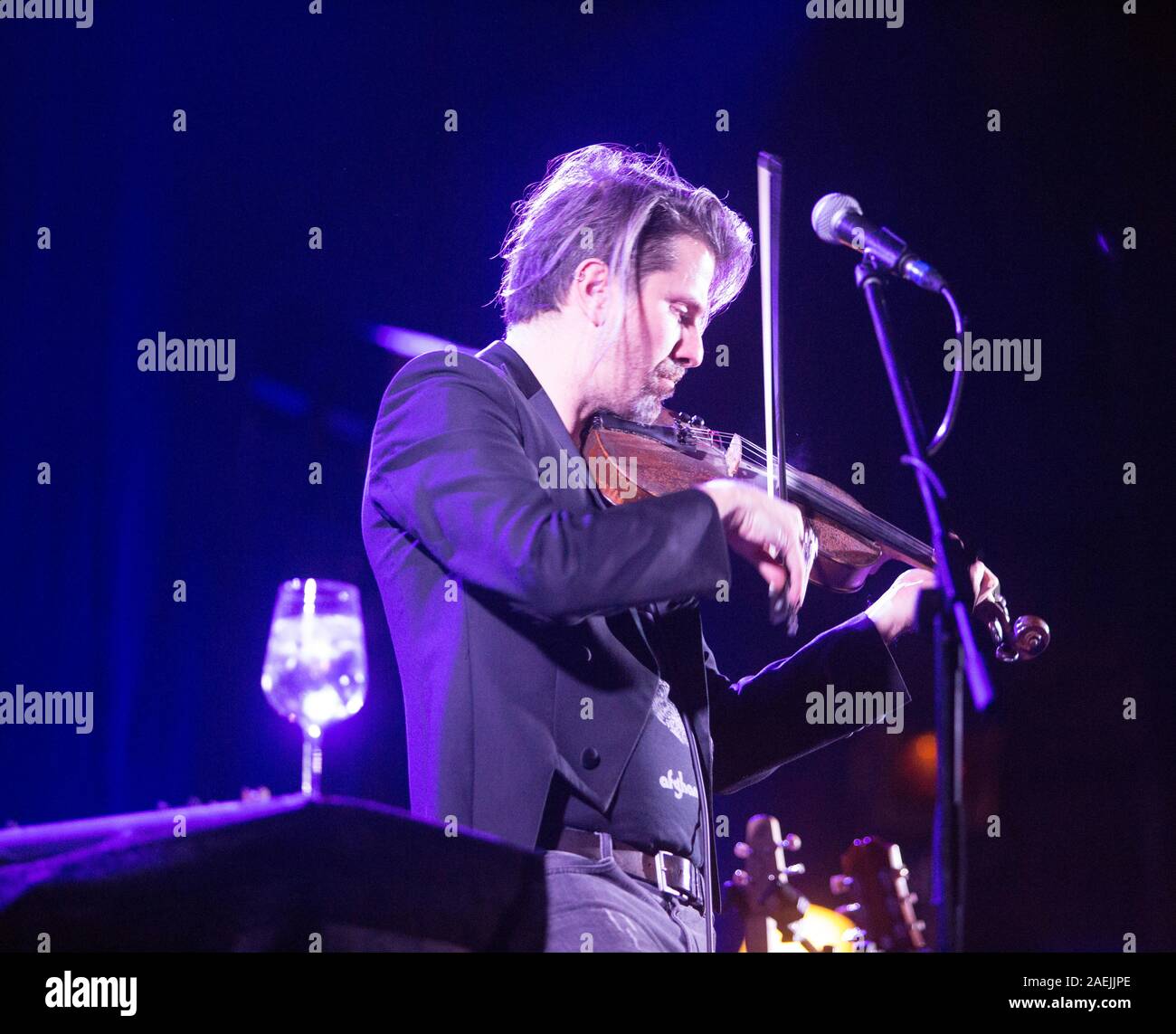 7 Dicembre 2019 - Asti (Italia): il cantautore Manuel Agnelli degli Afterhours gioca con Rodrigo D'Erasmo live al palco 19 Foto Stock