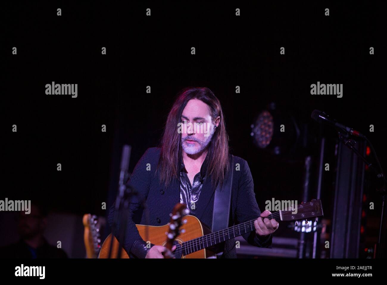 7 Dicembre 2019 - Asti (Italia): il cantautore Manuel Agnelli degli Afterhours gioca con Rodrigo D'Erasmo live al palco 19 Foto Stock