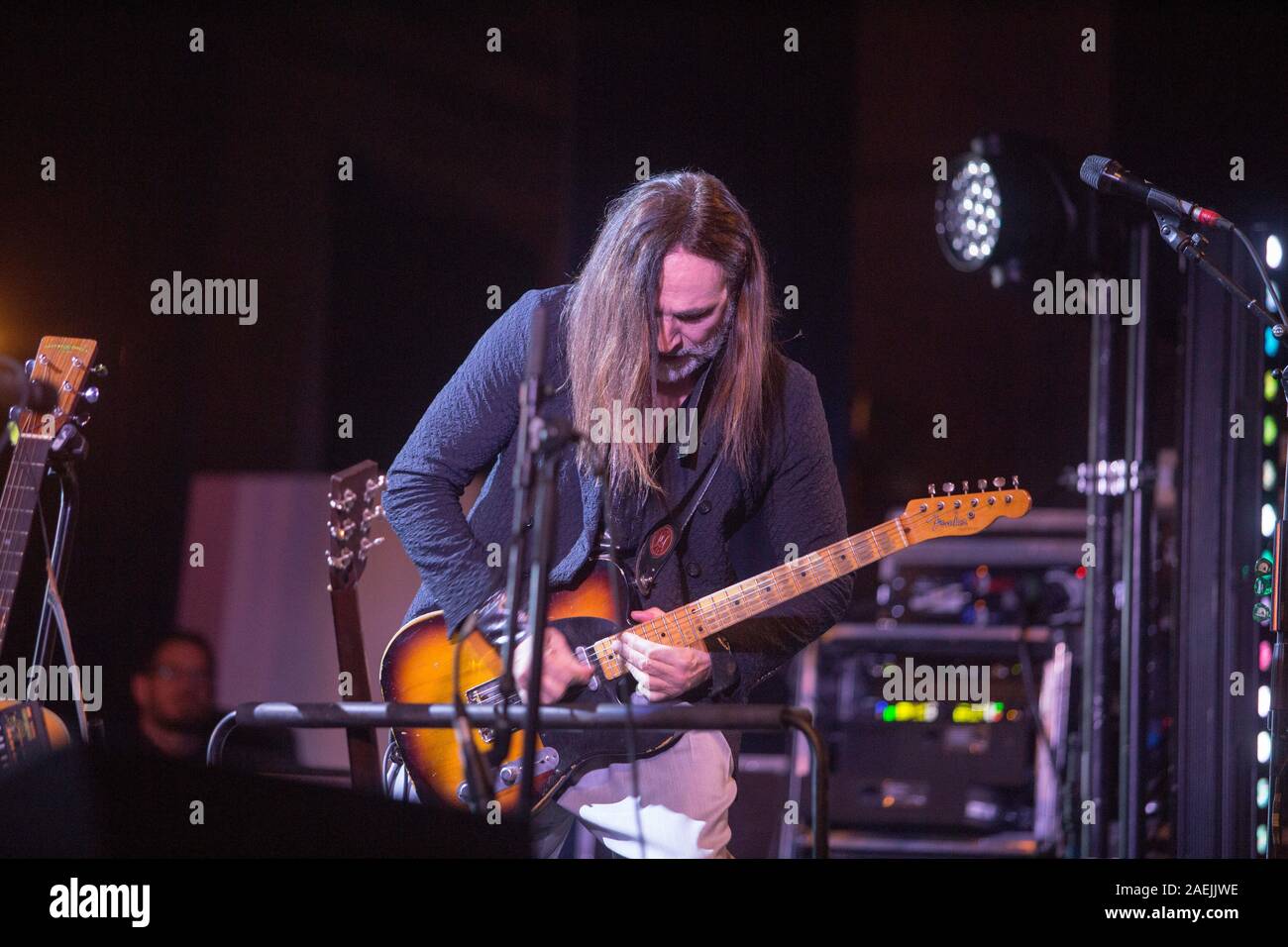 7 Dicembre 2019 - Asti (Italia): il cantautore Manuel Agnelli degli Afterhours gioca con Rodrigo D'Erasmo live al palco 19 Foto Stock