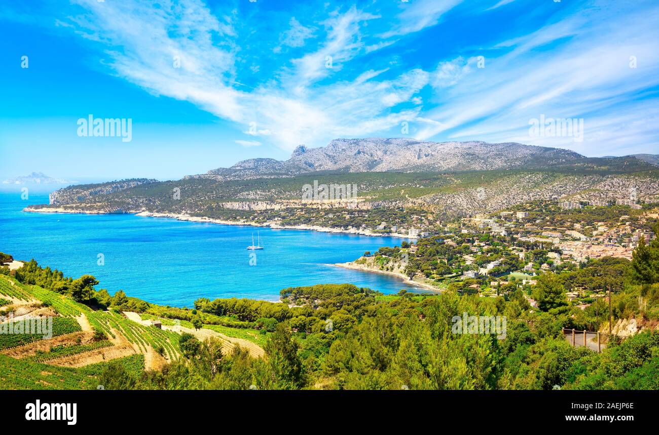Cassis la baia e il mare nella Costa Azzurra dalla Route des Cretes scenic road. Costa Azzurra, Provenza, in Francia, in Europa. Foto Stock