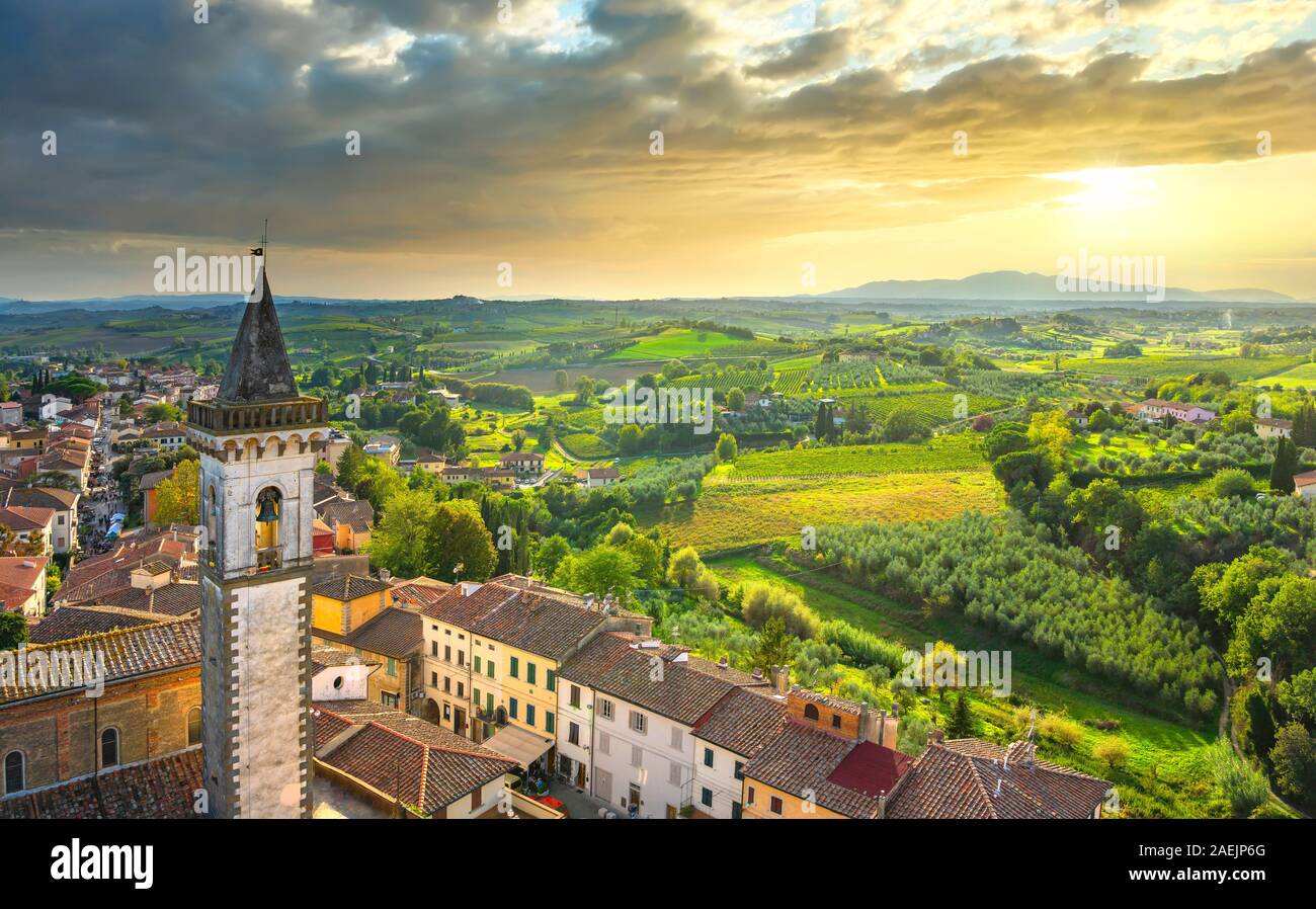 Vinci, città natale di Leonardo, vista aerea e la torre campanaria della chiesa. Firenze Toscana Italia Europa Foto Stock
