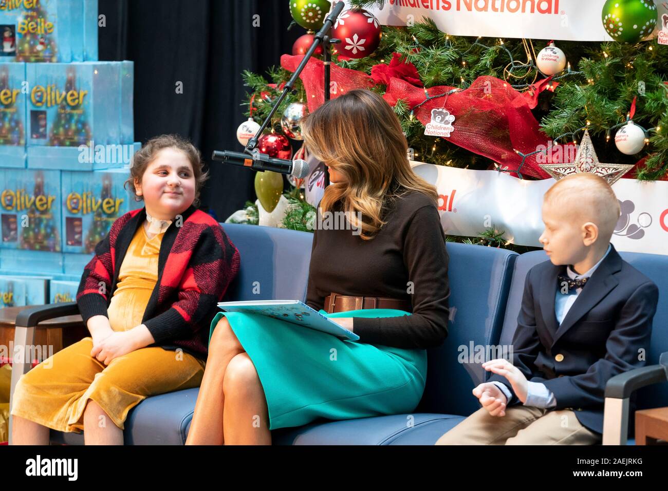 U.S prima signora Melania Trump visite con i giovani pazienti prima di leggere il libro per bambini Oliver l'Ornamento incontra Belle durante una visita natalizia per bambini Ospedale nazionale il 6 dicembre 2019 a Washington, DC. Foto Stock