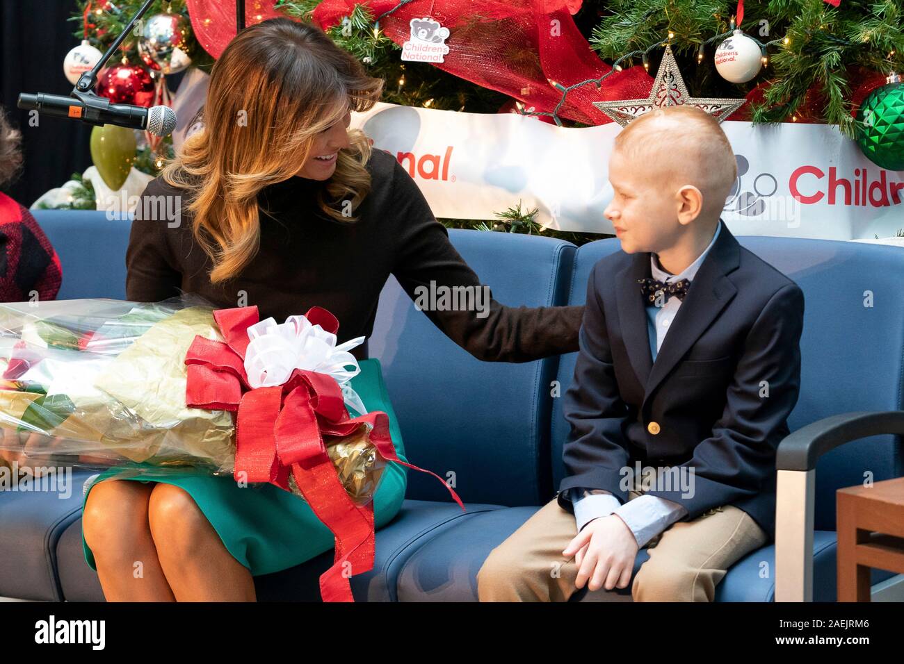 U.S prima signora Melania Trump visite con i giovani pazienti dopo aver letto il libro per bambini Oliver l'Ornamento incontra Belle durante una visita natalizia per bambini Ospedale nazionale il 6 dicembre 2019 a Washington, DC. Foto Stock