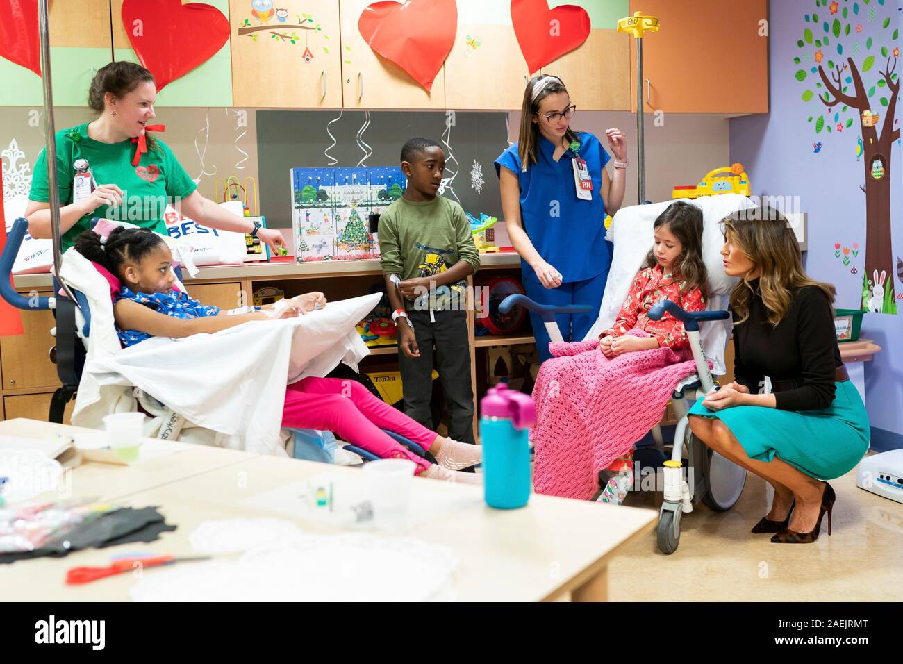 U.S prima signora Melania Trump saluta i pazienti e le loro famiglie dopo aver letto il libro per bambini Oliver l'Ornamento incontra Belle durante una visita natalizia per bambini Ospedale nazionale il 6 dicembre 2019 a Washington, DC. Foto Stock