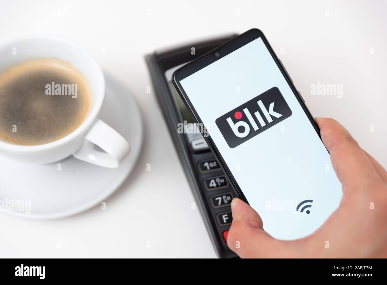 Wroclaw, Polonia - Nov 06, 2019: uomo tenendo lo smartphone con il logo Blik, il pagamento senza contatto. Blik è polacco più popolari di pagamento rapido metodo in Polonia Foto Stock