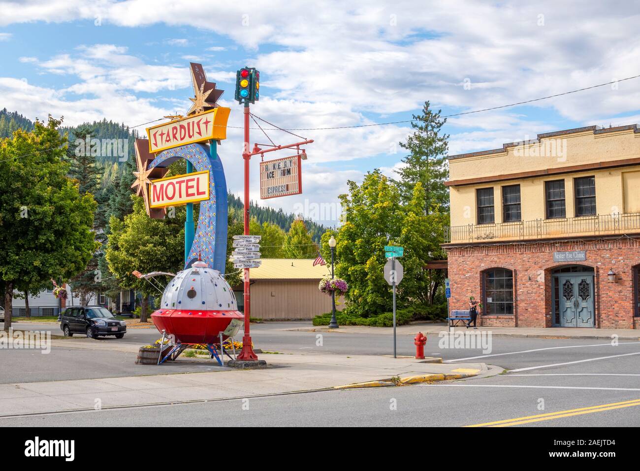 Un vintage cartello stradale con astronave in miniatura nella parte anteriore di un motel nella storica città di Wallace, Idaho. Foto Stock