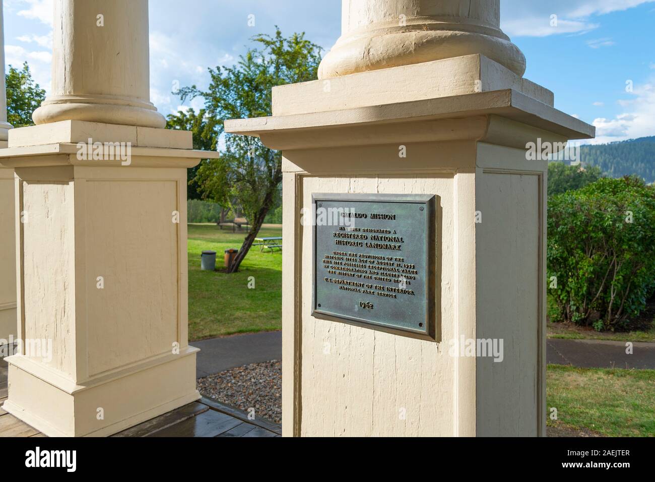 La targa di bronzo con informazioni storiche visualizzati al di fuori del centro storico Cataldo Missione e parco dello stato nel Nord Idaho, Stati Uniti d'America. Foto Stock